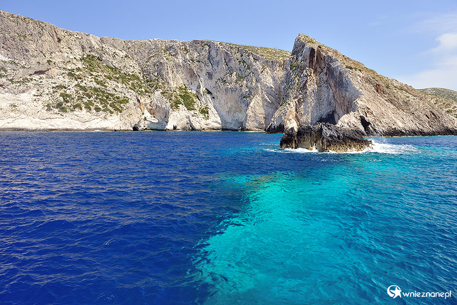 Zakynthos. Zachodnie wybrzeże wyspy to wysokie klify i malownicze zatoczki z porcikami . - foto: wnieznane.pl