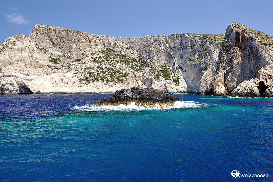 Zakynthos. Zachodnie wybrzeże wyspy to wysokie klify i malownicze zatoczki z porcikami . - foto: wnieznane.pl