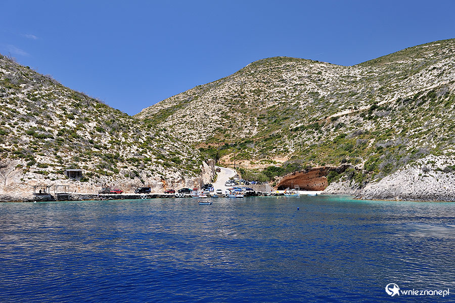 Zakynthos. Malutki porcik Porto Vromi, otoczony wysokimi wzgórzami, widziany od strony morza. - foto: wnieznane.pl