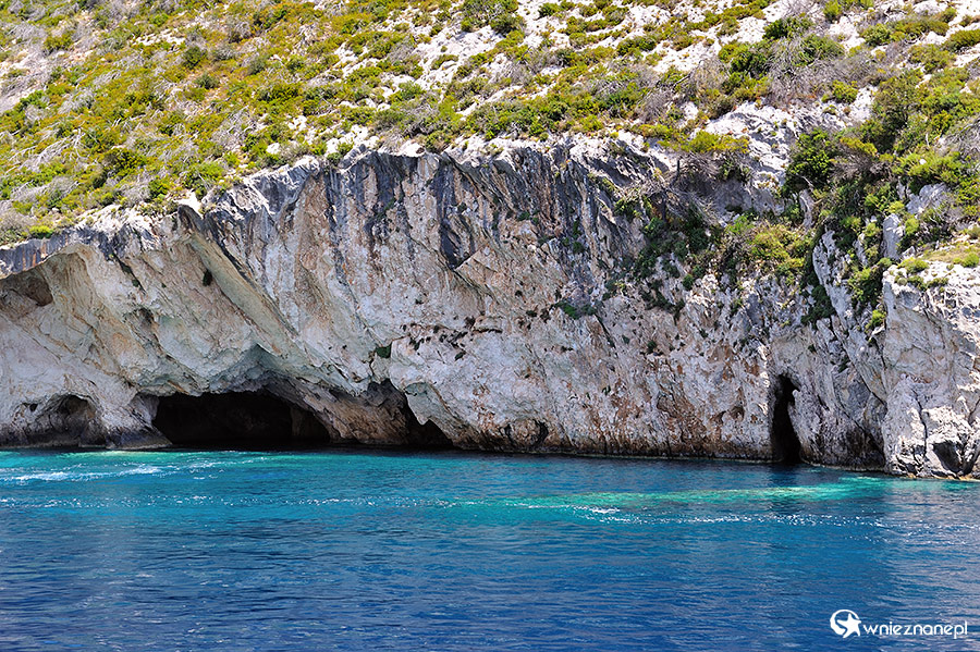 Zakynthos, Porto Vromi. Uważnie przyglądający się mogą dostrzec twarz Posejdona w skale. - foto: wnieznane.pl