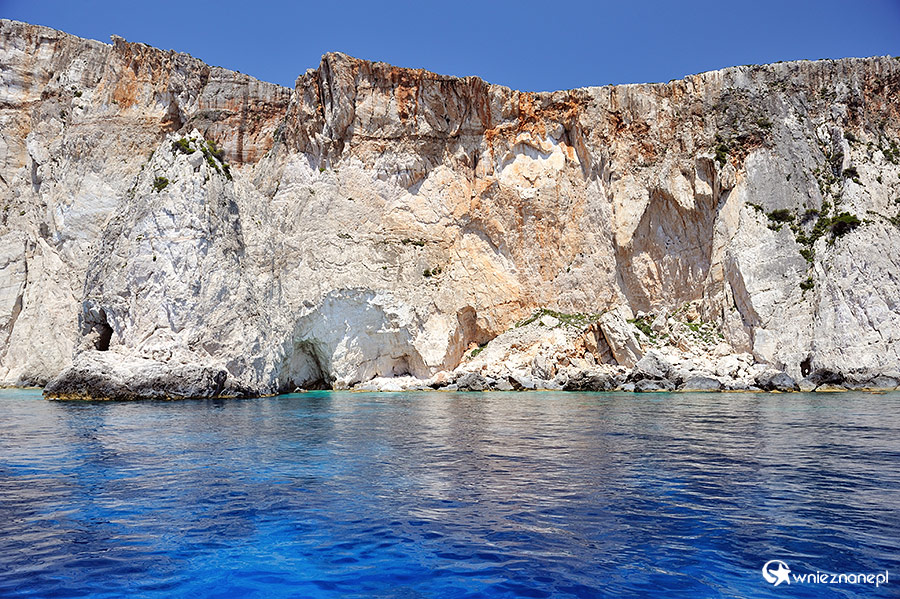 Zakynthos. Jasne klify i groty w okolicy Kambi. - foto: wnieznane.pl