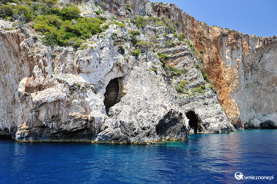 Zakynthos. Klifowe wybrzeże na wysokości Kambi. - foto: wnieznane.pl