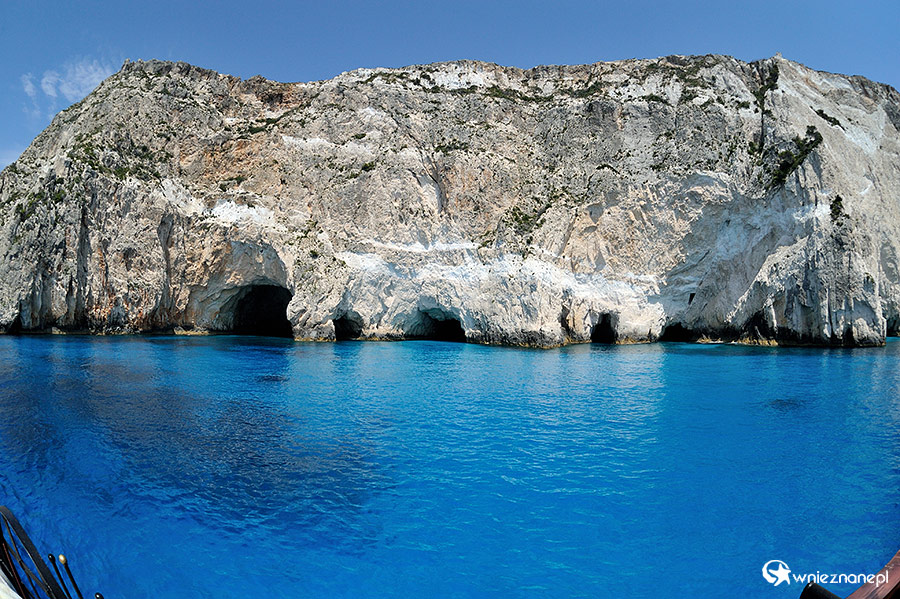 Zakynthos. Klif, krystaliczna woda i jaskinie to krajobraz Keri. - foto: wnieznane.pl