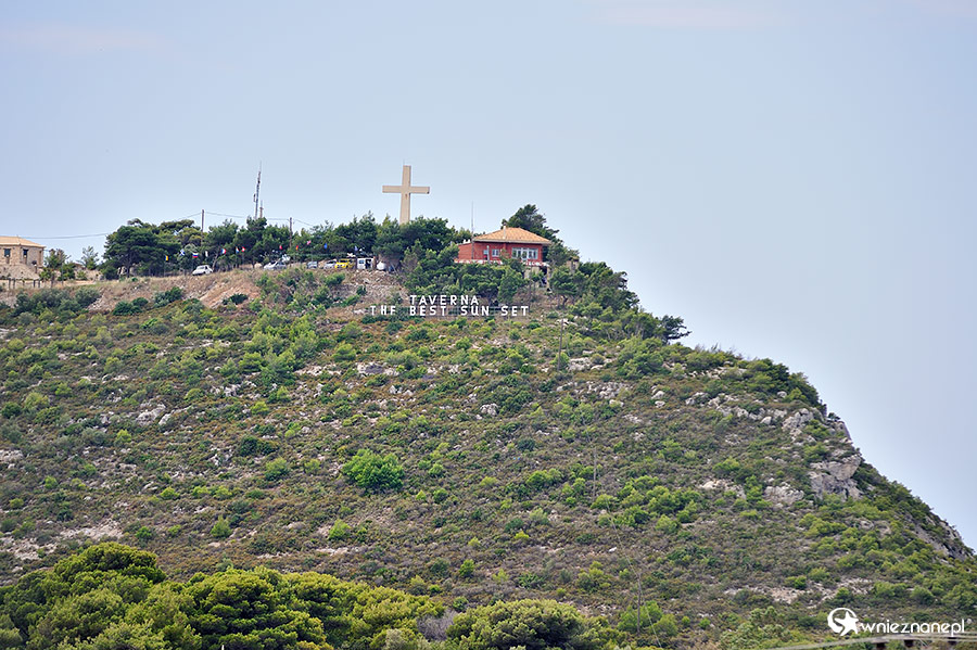 Zakynthos. Krzyż i tawerna na klifie w Kambi. - foto: wnieznane.pl