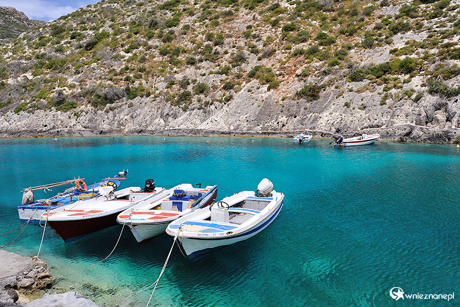 Zakynthos. Łódki czekające na turystów w Porto Vromi. - foto: wnieznane.pl