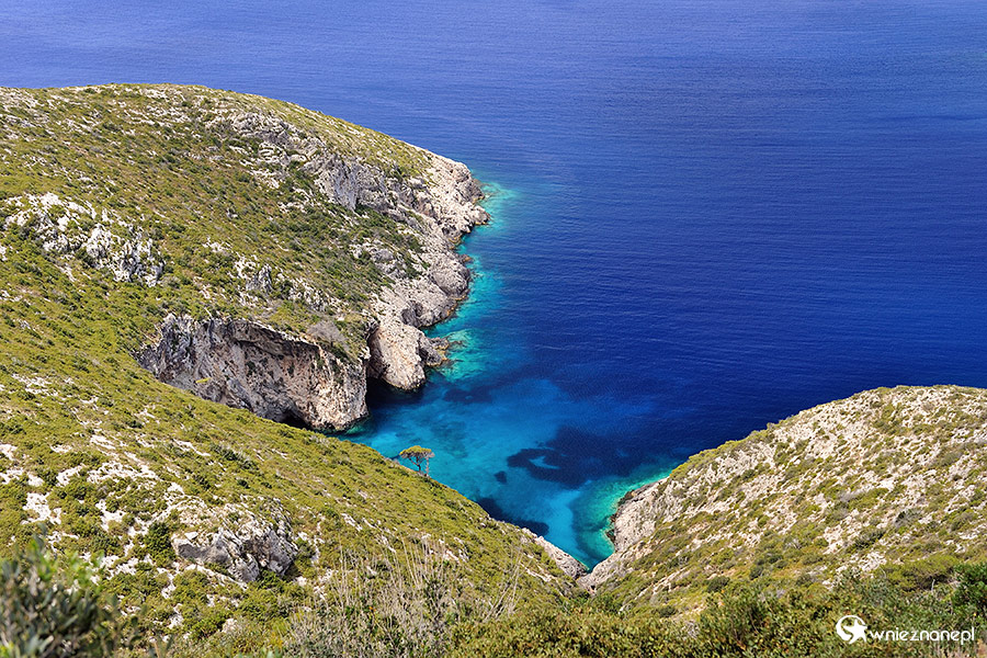 Zakynthos. Porto Vromi otaczają zielone góry. - foto: wnieznane.pl