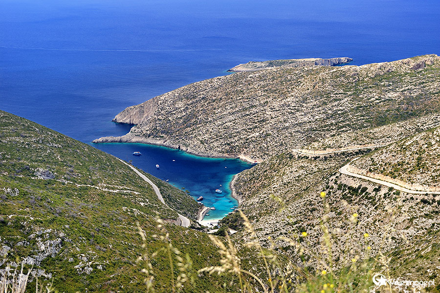 Zakynthos. Malutkie zatoczki Porto Vromi położone poniżej gór. - foto: wnieznane.pl