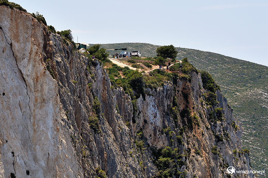 Zakynthos. Klif otaczający Zatokę Wraku. - foto: wnieznane.pl