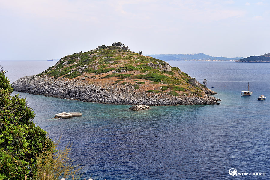 Zakynthos. Wysepka niedaleko portu w Agios Nikolaos. - foto: wnieznane.pl