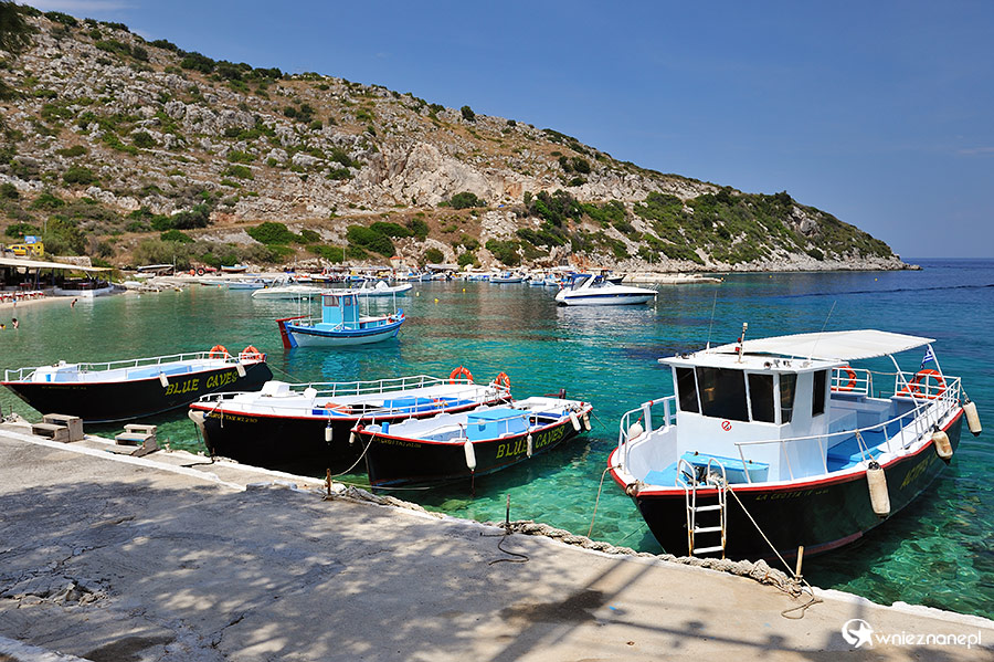 Zakynthos. Zielona woda w porcie Agios Nikolaos. - foto: wnieznane.pl