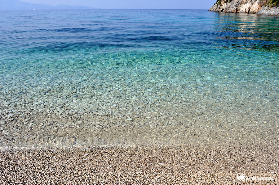 Zakynthos. Woda w Makris Gialos jest całkowicie przejrzysta.  - foto: wnieznane.pl