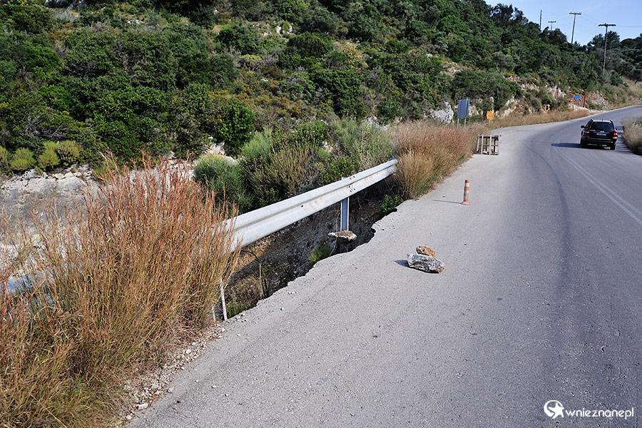 Zakynthos. Zapadnięta droga przy zjeździe na Xigię. - foto: wnieznane.pl