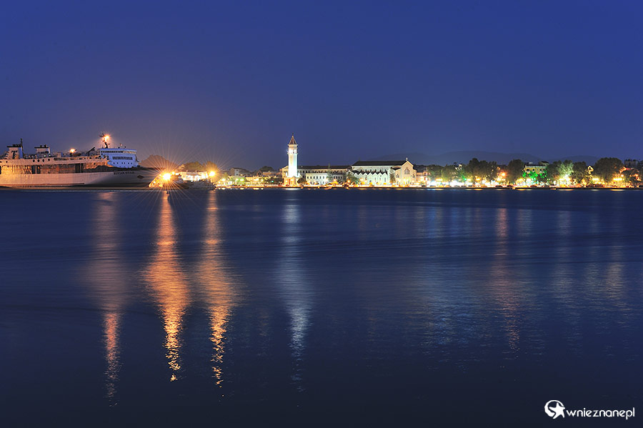 Zakynthos. Nocny widok na Zante od strony portu. - foto: wnieznane.pl