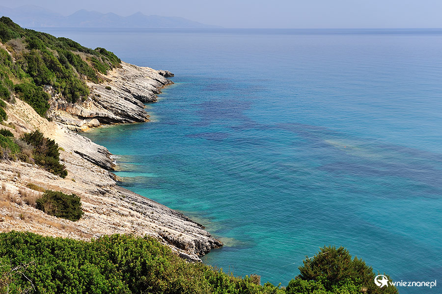 Zakynthos. Skaliste wybrzeże niedaleko plaży Xigia. - foto: wnieznane.pl