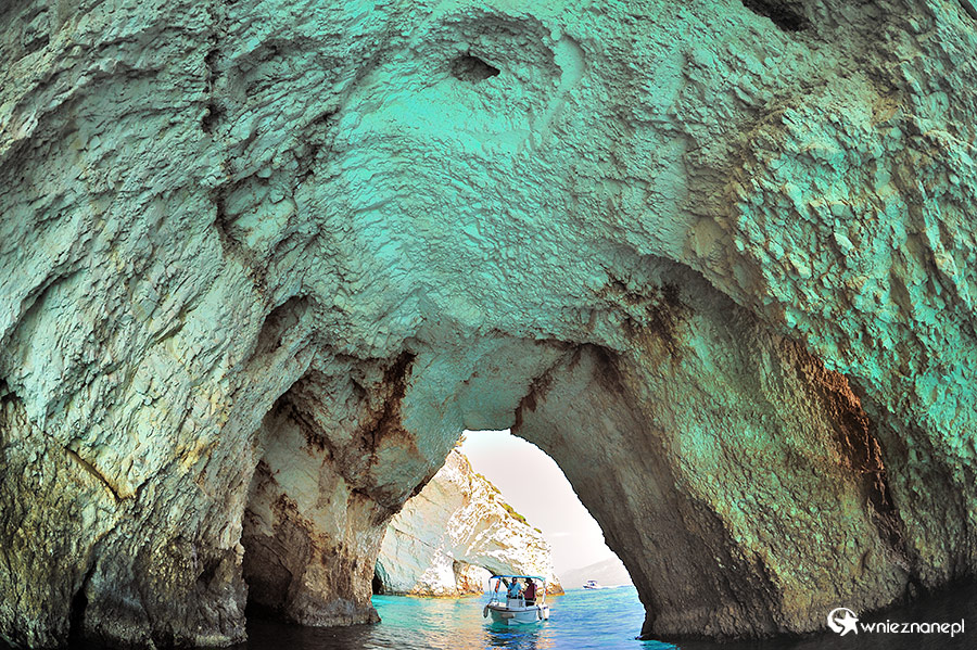 Zakynthos. Błękitne refleksy na jasnych skałach. - foto: wnieznane.pl