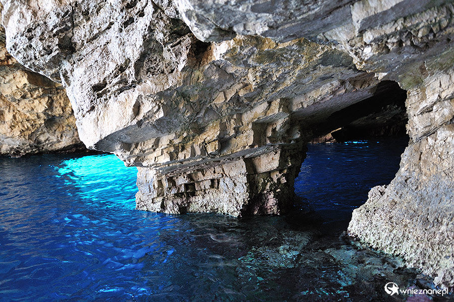 Zakynthos. Wewnątrz jednej z Błękitnych Grot.  - foto: wnieznane.pl