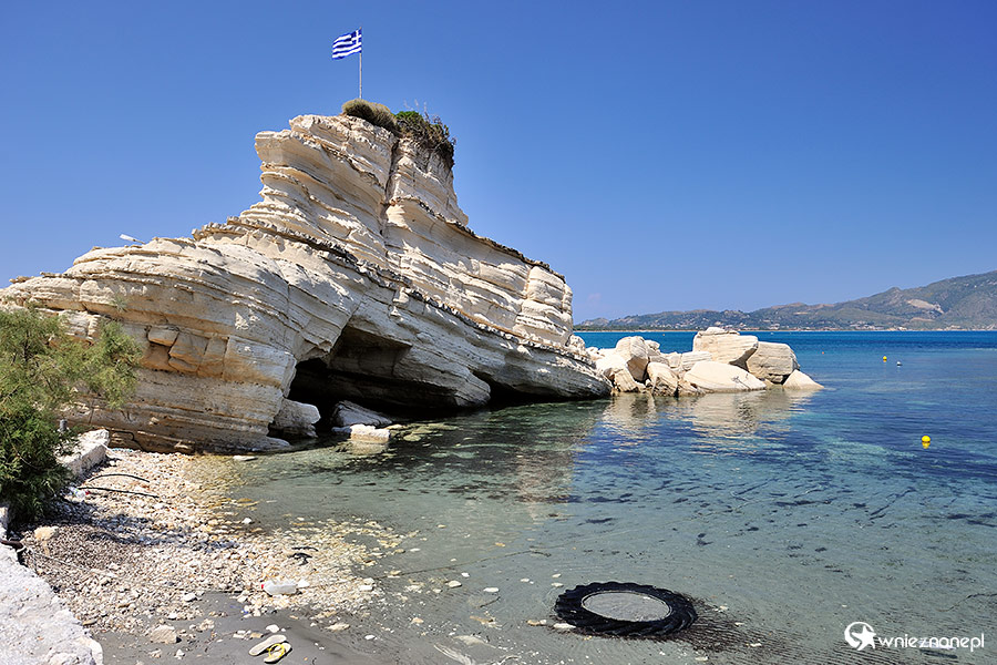 Zakynthos. Efektowne skały w porcie Agios Sostis. - foto: wnieznane.pl
