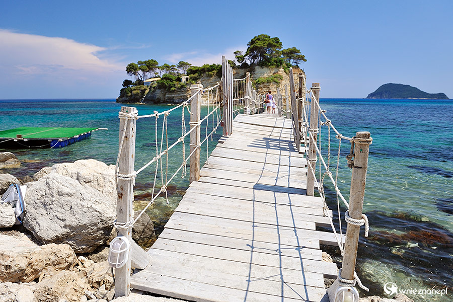 Zakynthos. Drewniany, przechylony przez morskie prądy most prowadzi na Agios Sostis. - foto: wnieznane.pl