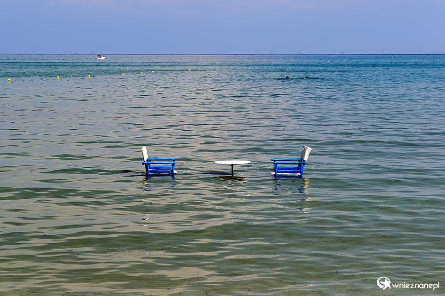 Zakynthos. Obiad bezpośrednio przy plaży to standard, ale jedzenie i kąpiel jednocześnie to naprawdę ciekawy pomysł. - foto: wnieznane.pl