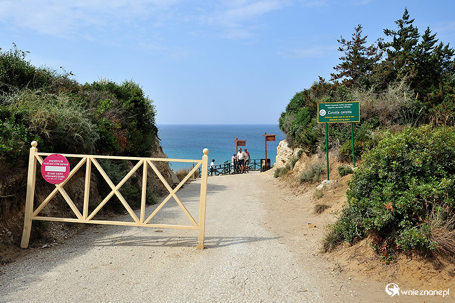 Zakynthos. Wejście na plażę Gerakas, stanowiącą fragment Parku Morskiego. Tutaj składają jaja żółwie Caretta caretta.  - foto: wnieznane.pl