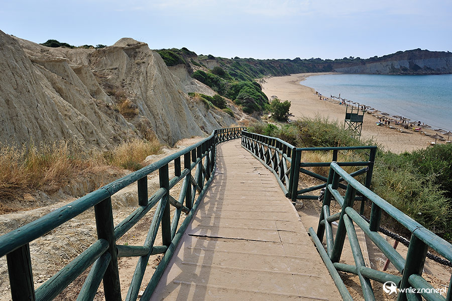 Zakynthos. Na plażę Gerakas schodzi się po drewnianym podeście. - foto: wnieznane.pl