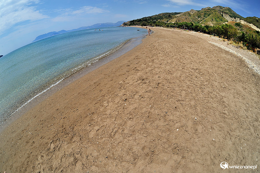 Zakynthos. Dafni Beach to jedna z plaż, na których żółwie składają jaja. Jest trudno dostępna i dzięki temu mniej skażona masową turystyką. - foto: wnieznane.pl