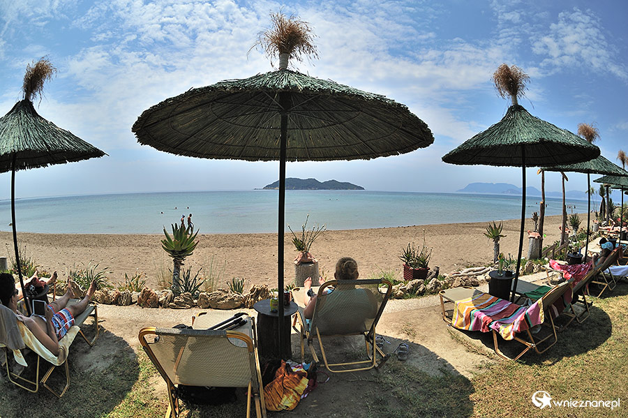 Zakynthos. Relaks na leżakach przy Dafni Beach to prawdziwa przyjemność. - foto: wnieznane.pl