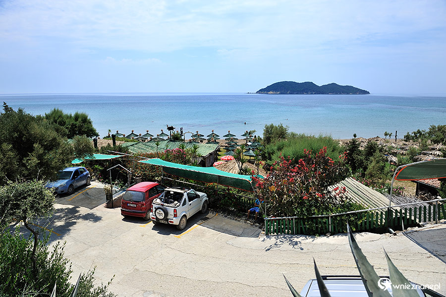 Zakynthos. Na plażę Dafni wchodzi się przez teren tawerny. - foto: wnieznane.pl