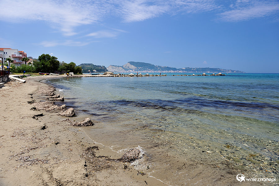 Zakynthos. Wąska i nieciekawa plaża w Argassi. - foto: wnieznane.pl