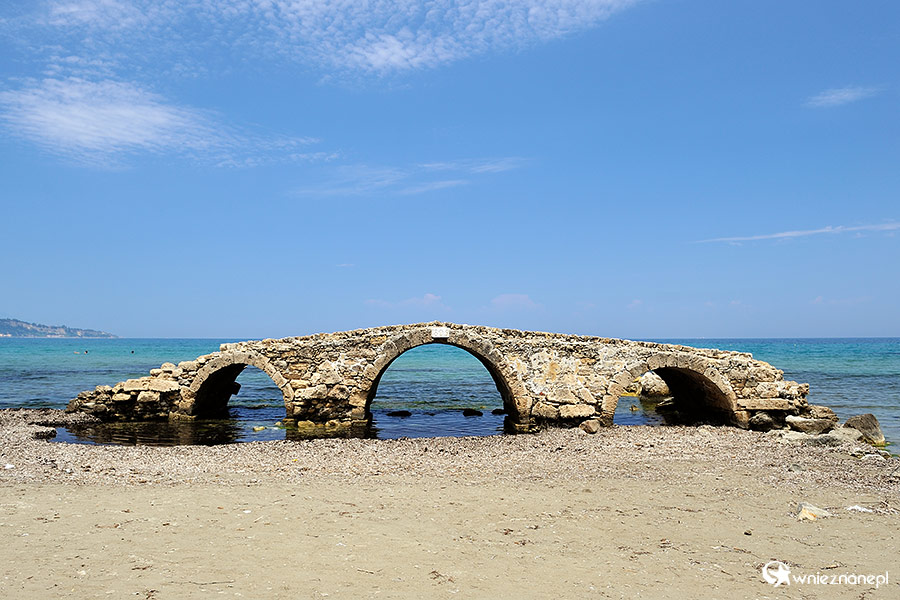 Zakynthos. Ruiny weneckiego mostu w Argassi. - foto: wnieznane.pl