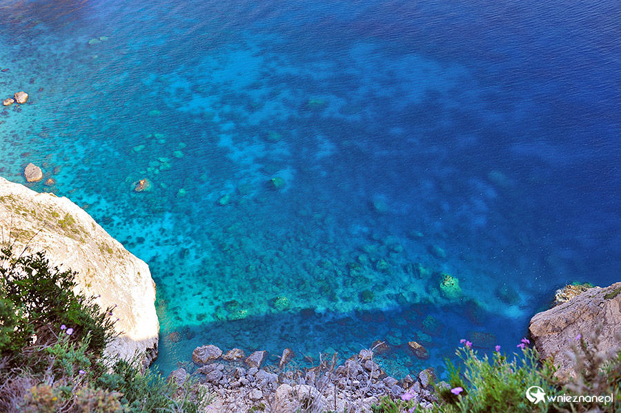 Zakynthos. Wielki błękit - woda u podnóża klifu w Keri. - foto: wnieznane.pl