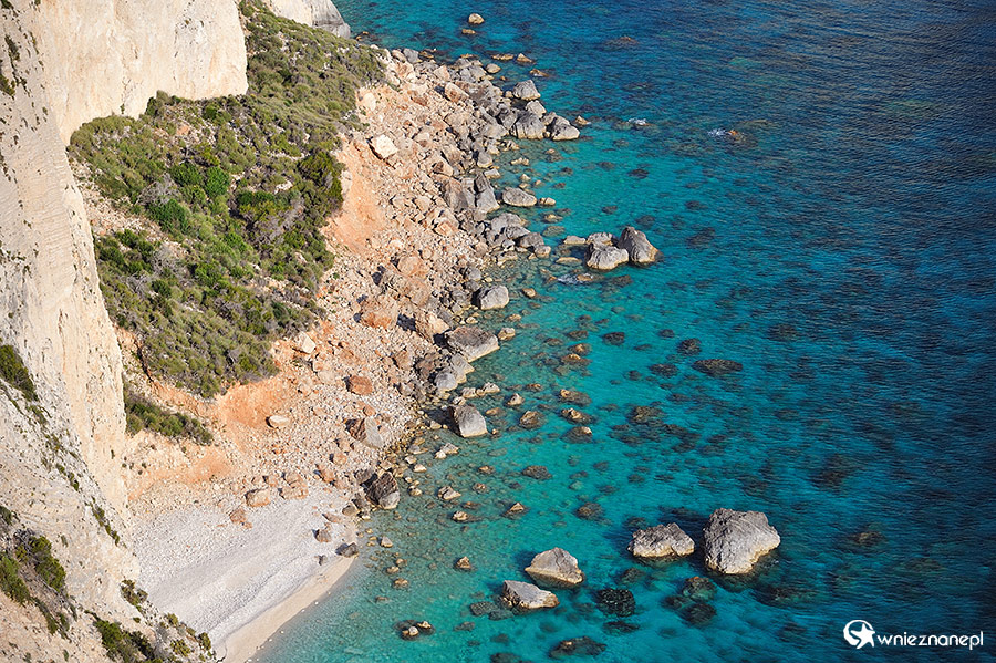 Zakynthos, Keri. Co jakiś czas fragment klifu osuwa się do morza. - foto: wnieznane.pl