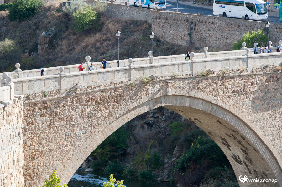 Toledo. Imponujące łuki tworzą Puente de San Martin. - foto: wnieznane.pl