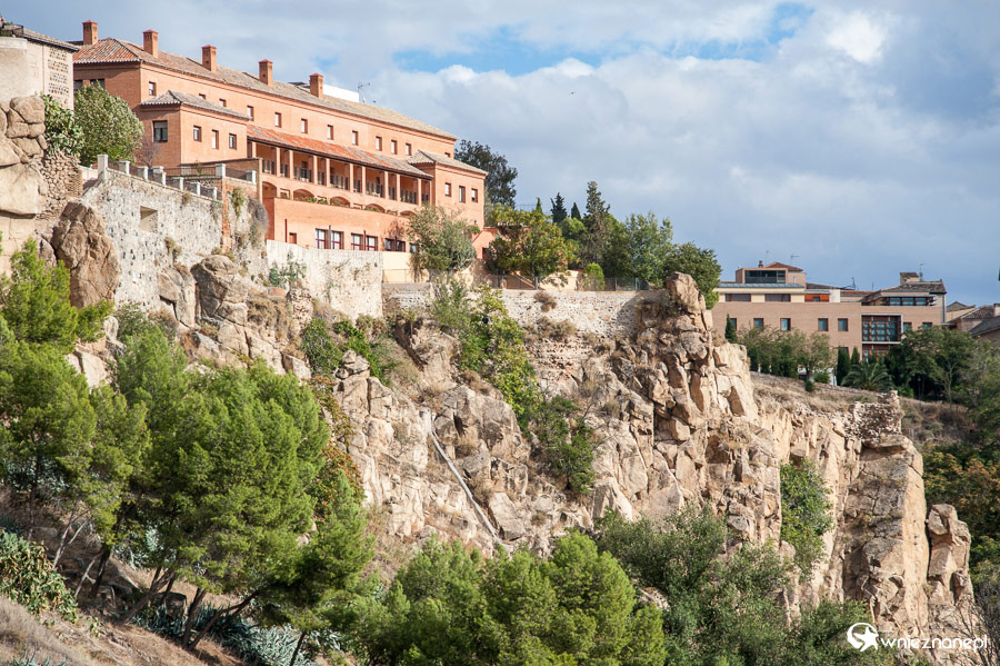 Toledo. Rzeka Tajo (Tag) płynie w głębokim kanionie. - foto: wnieznane.pl Toledo. Rzeka Tajo (Tag) płynie w głębokim kanionie. - foto: wnieznane.pl