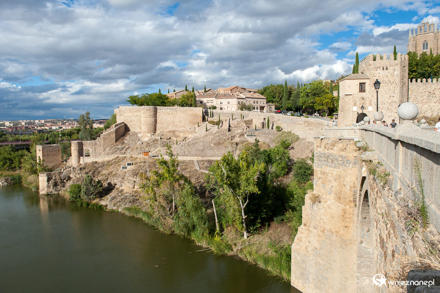 Toledo. Widok z Puente de San Martin na miasto. - foto: wnieznane.pl