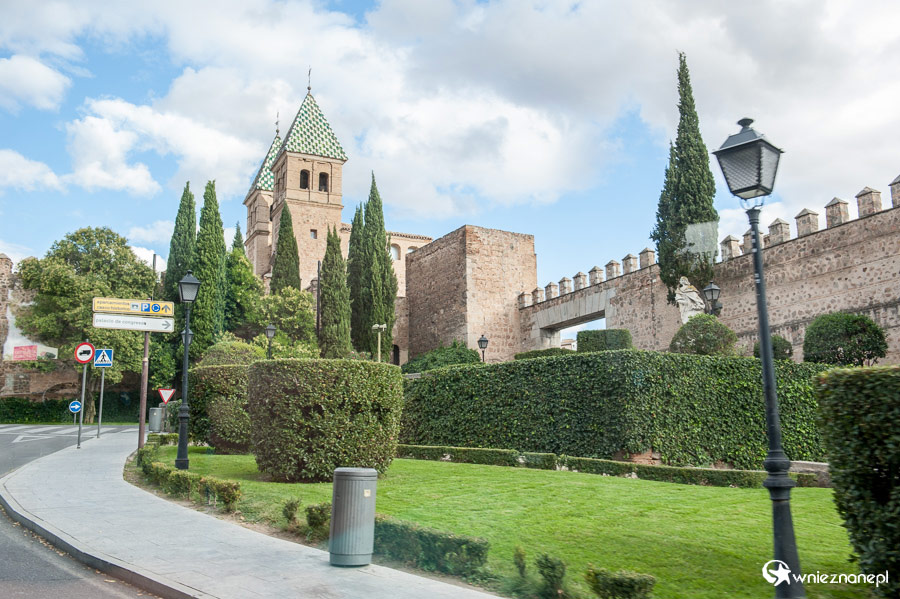 Toledo. Dolne miasto, okolice Puerta de Bisagra. - foto: wnieznane.pl