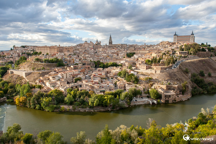 Toledo. Miasto widziane zza rzeki Tajo (Tag). - foto: wnieznane.pl Toledo. Miasto widziane zza rzeki Tajo (Tag). - foto: wnieznane.pl