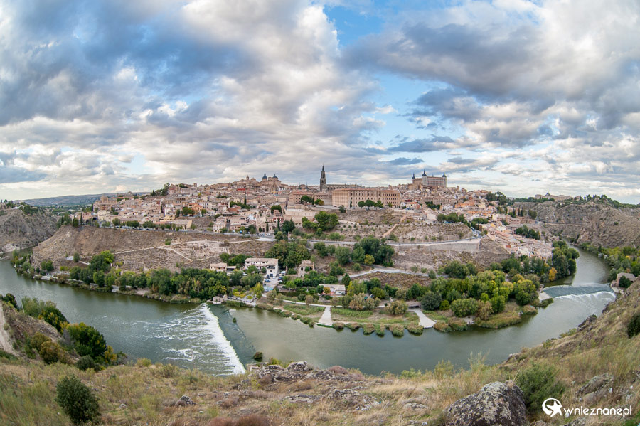 Toledo. Panorama miasta zza rzeki Tajo (Tag). - foto: wnieznane.pl