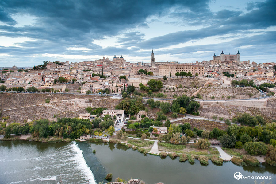 Toledo. Panorama miasta zza rzeki Tajo (Tag). - foto: wnieznane.pl