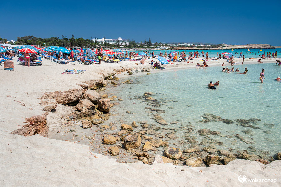 Cypr latem. Plaża Nissi Beach latem przyciąga tłumy. - foto: wnieznane.pl