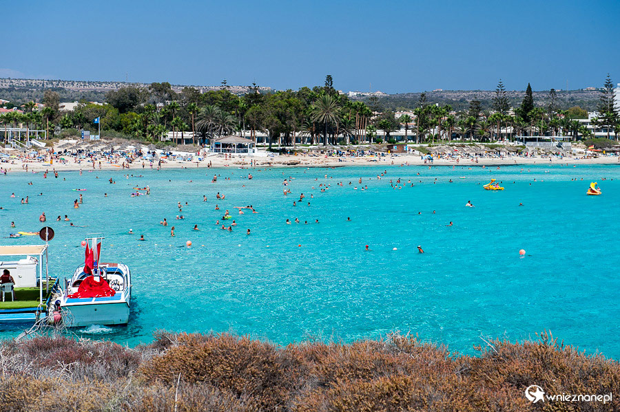Cypr latem. Plaża Nissi Beach latem przyciąga tłumy. - foto: wnieznane.pl
