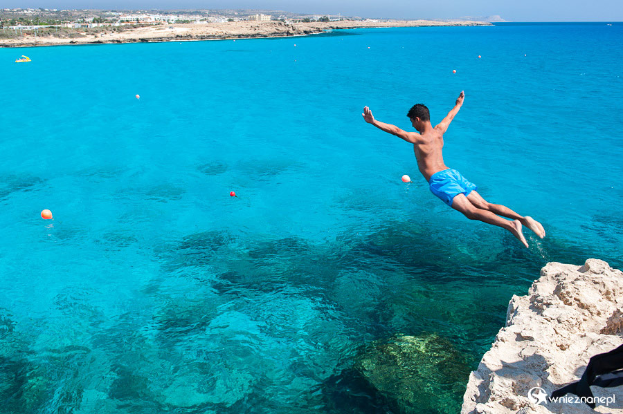 Cypr latem. Skok ze skały w okolicach Nissi Beach. - foto: wnieznane.pl