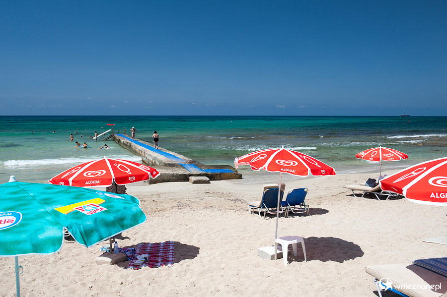 Cypr latem. Piaszczysta plaża Faros Beach w Pafos. - foto: wnieznane.pl