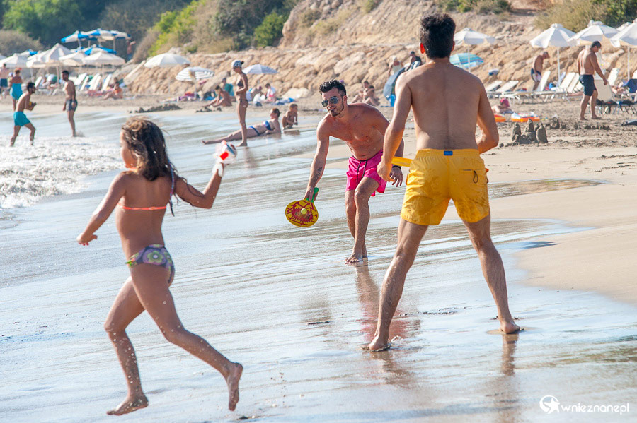 Cypr latem. Zabawa na plaży Coral Bay. - foto: wnieznane.pl