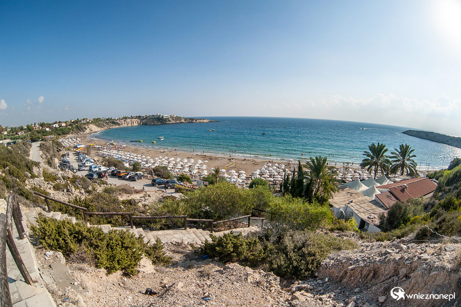 Cypr latem. Widok na piaszczystą plażę Coral Bay.  - foto: wnieznane.pl