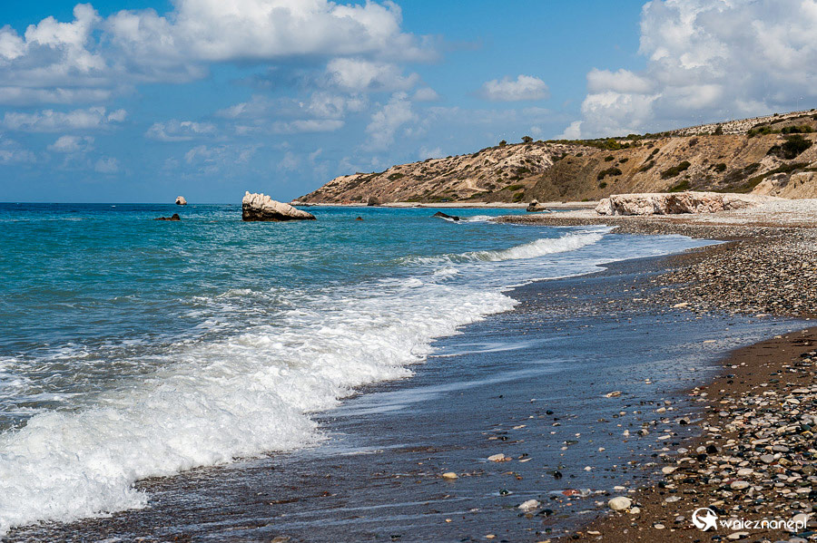 Cypr latem. Kamienista plaża Petra tou Romiou. - foto: wnieznane.pl Cypr latem. Kamienista plaża Petra tou Romiou. - foto: wnieznane.pl