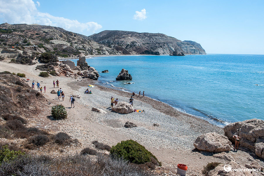 Cypr latem. Kamienista plaża Petra tou Romiou.  - foto: wnieznane.pl