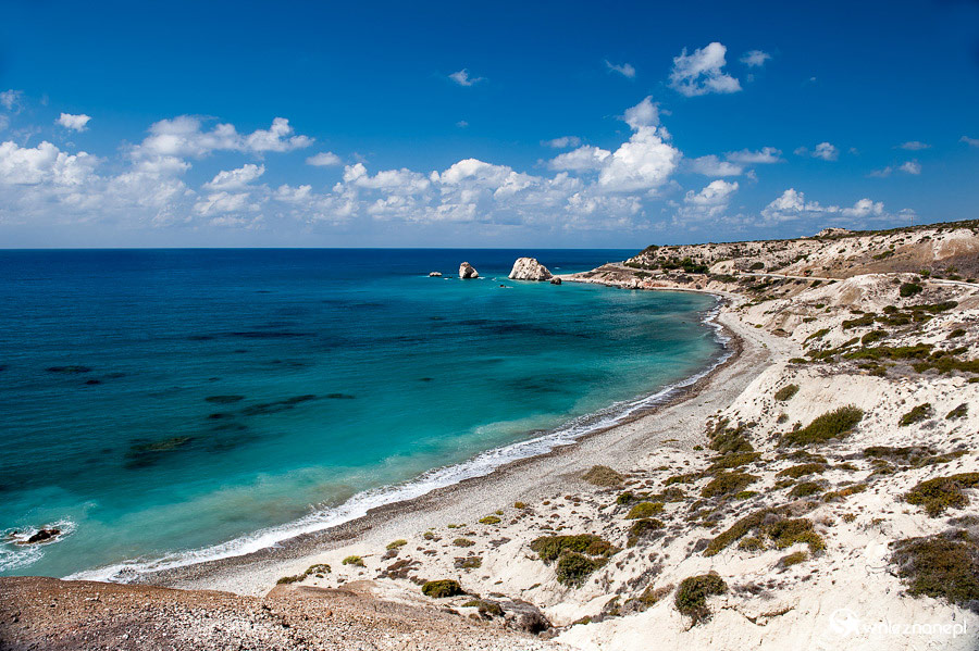 Cypr latem. Wspaniały widok na Petra tou Romiou. - foto: wnieznane.pl