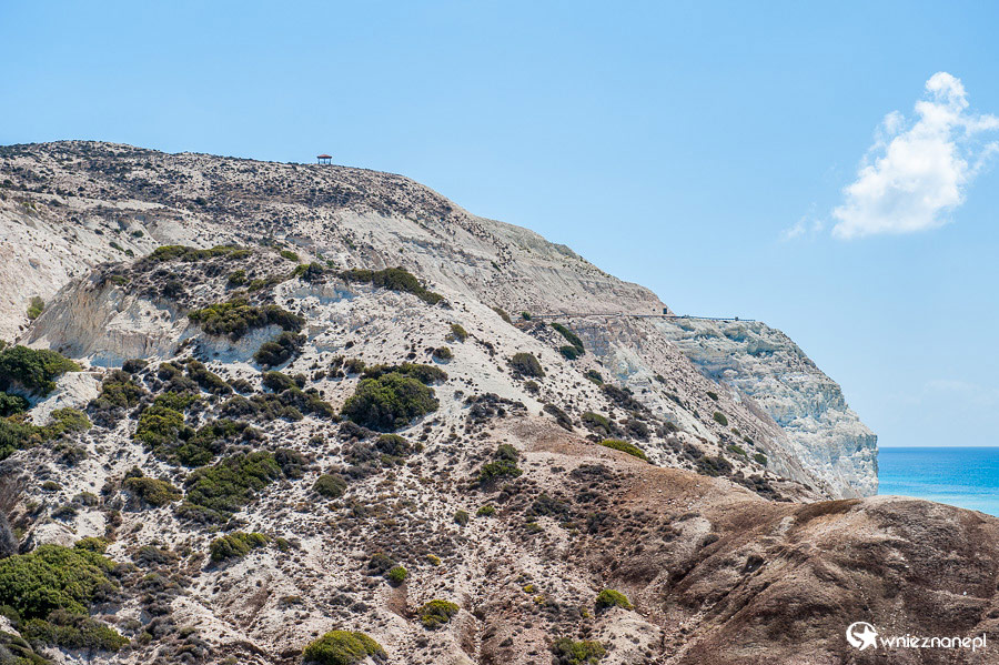 Cypr latem. Droga poprowadzona po zboczu góry w okolicach Petra tou Romiou. - foto: wnieznane.pl Cypr latem. Droga poprowadzona po zboczu góry w okolicach Petra tou Romiou. - foto: wnieznane.pl