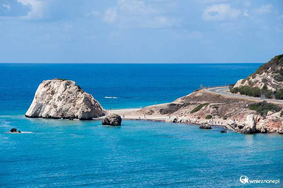 Cypr latem. Wspaniały widok na Petra tou Romiou. - foto: wnieznane.pl